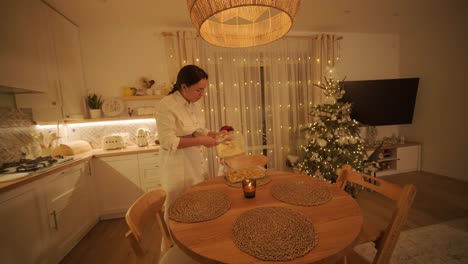 madre e hija preparándose para la celebración de navidad