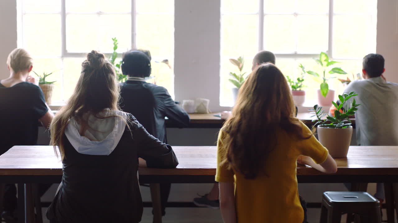 다양한 그룹의 사람들과 함께하는 공동 작업 공간