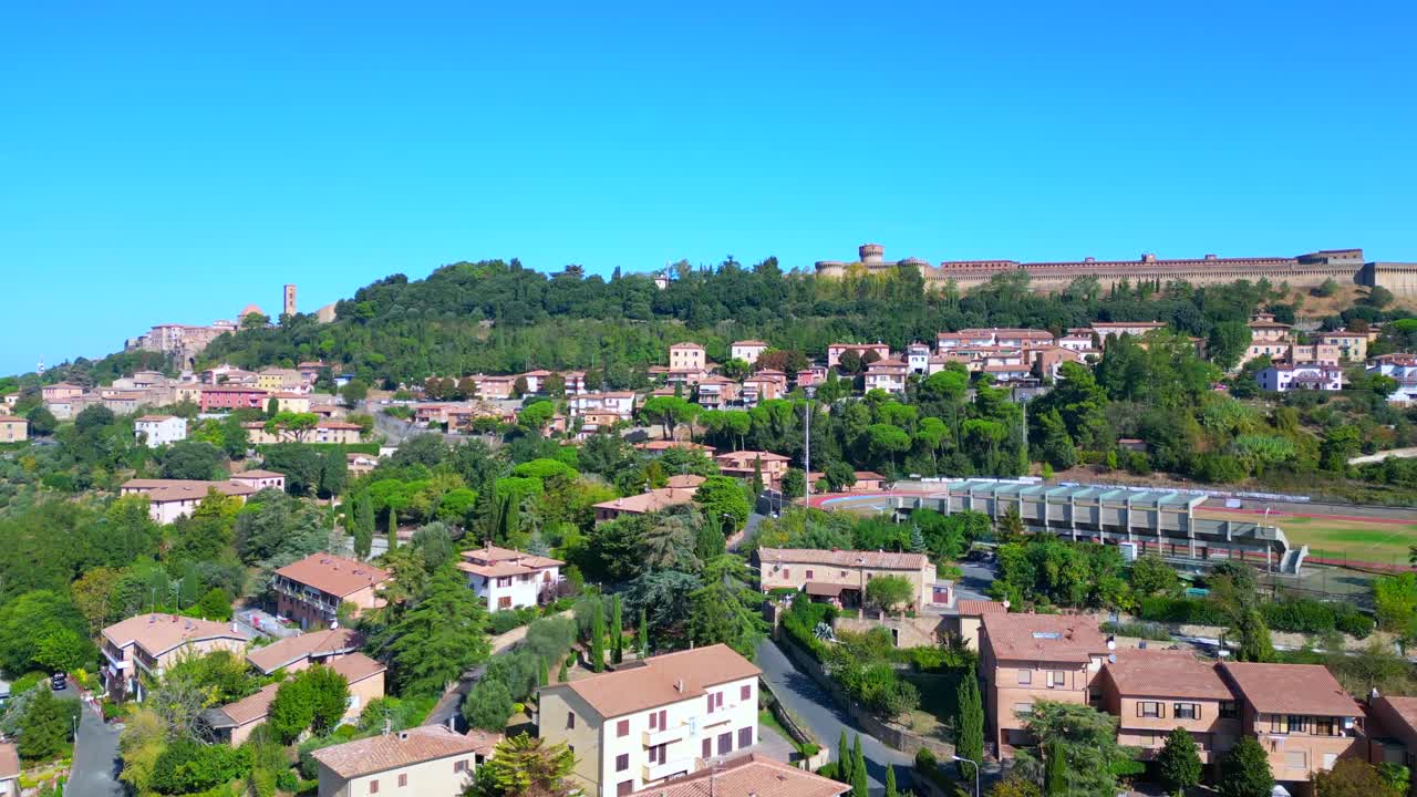 최고의 항공 탑 뷰 비행 볼테라 토스카니 중세 언덕 마을, 도시 성벽 이탈리아 토스카니