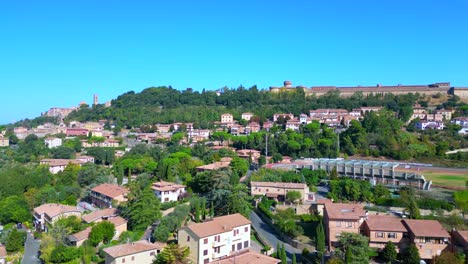 mejor vista aérea desde arriba vuelo volterra toscana ciudad medieval de colina, murallas de la ciudad italia toscana