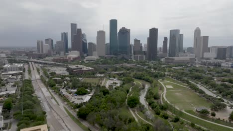 Skyline-Von-Houston,-Texas-Im-Laufe-Des-Tages-Mit-Einziehendem-Drohnenvideo