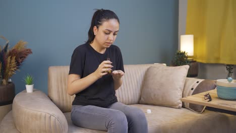 la joven que quiere suicidarse tomando pastillas.