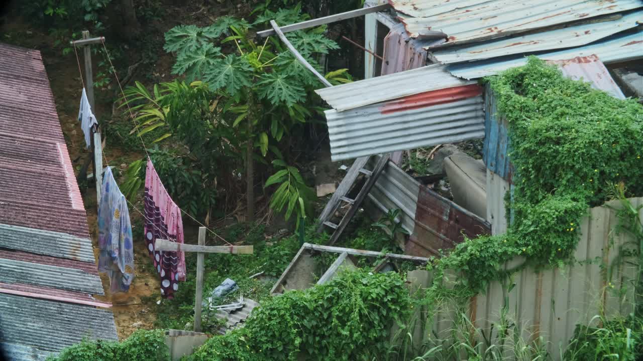 마을 집 뒤뜰에 걸려 있는 침대 시트의 조감도