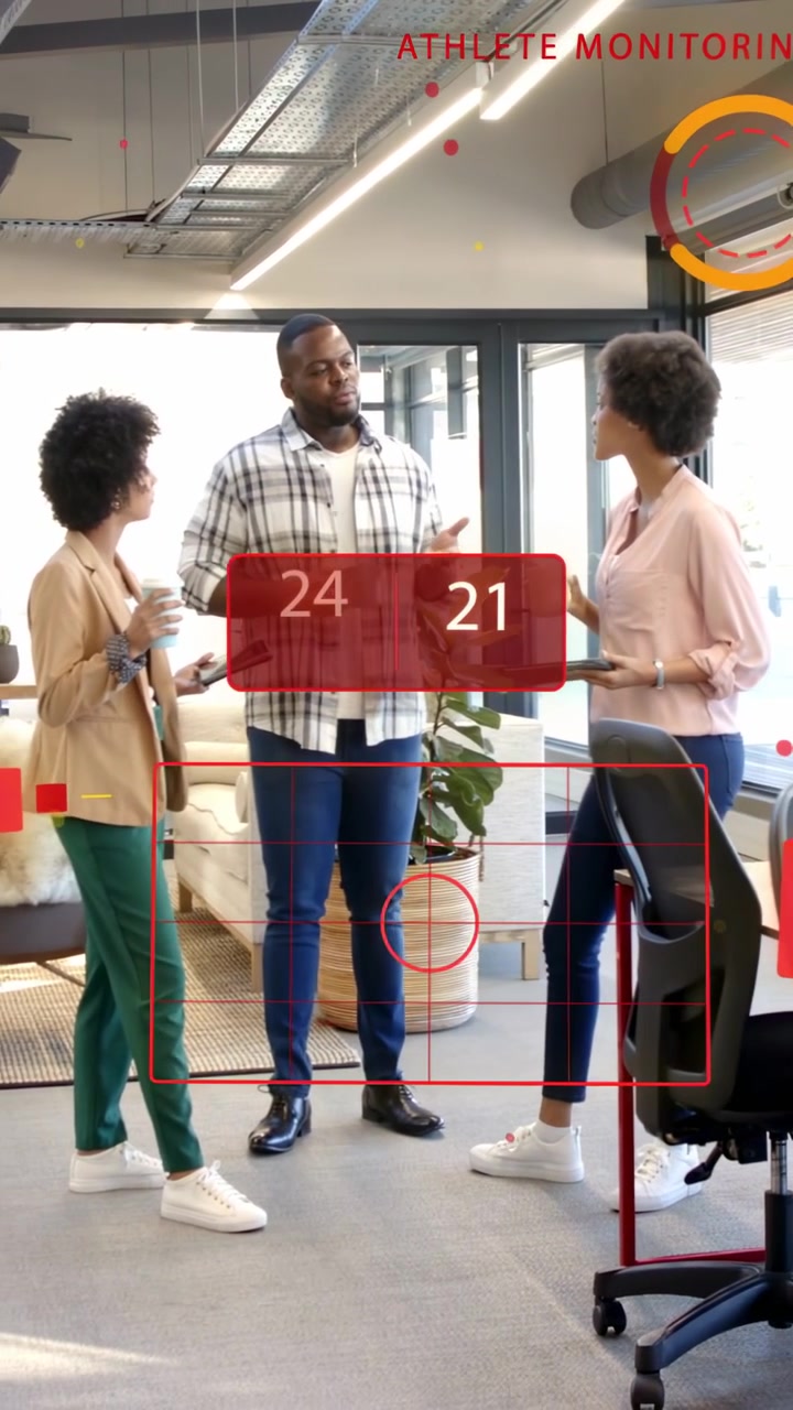 Video vertical: Mujer caminando, usando una tableta y activando un HUD deportivo, con un equipo uniéndose para discutir datos.