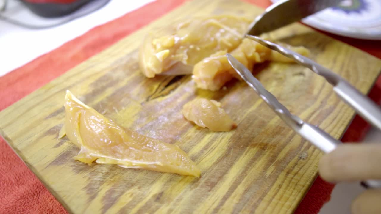 Preparazione di pasti proteici con pollo al limone affettato per la giornata