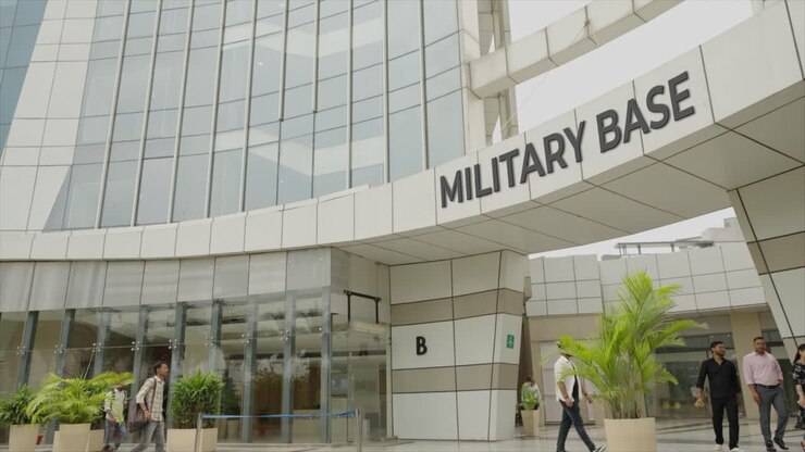 Persone che entrano nell'edificio della BASE MILITARE