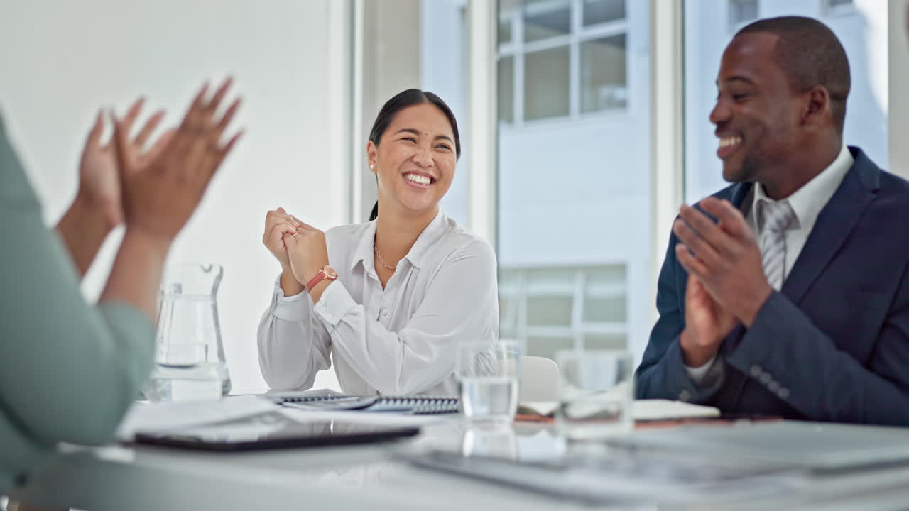 성공, 박수 또는 회의에서 비즈니스 사람들을