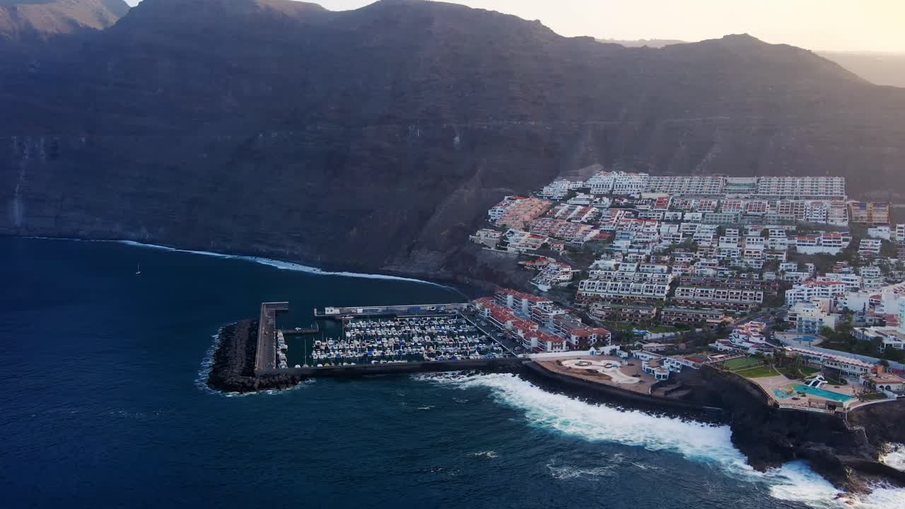 toma de dron de la línea de costa con edificios y cartón en los gigantes, islas canarias