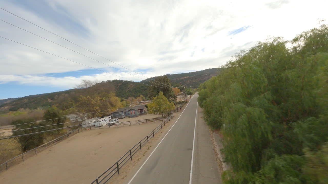 고속도로와 나무 위에 fpv 샷