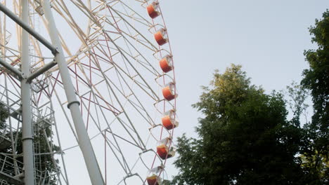 Niedrige-Sicht-Auf-Das-Riesenrad