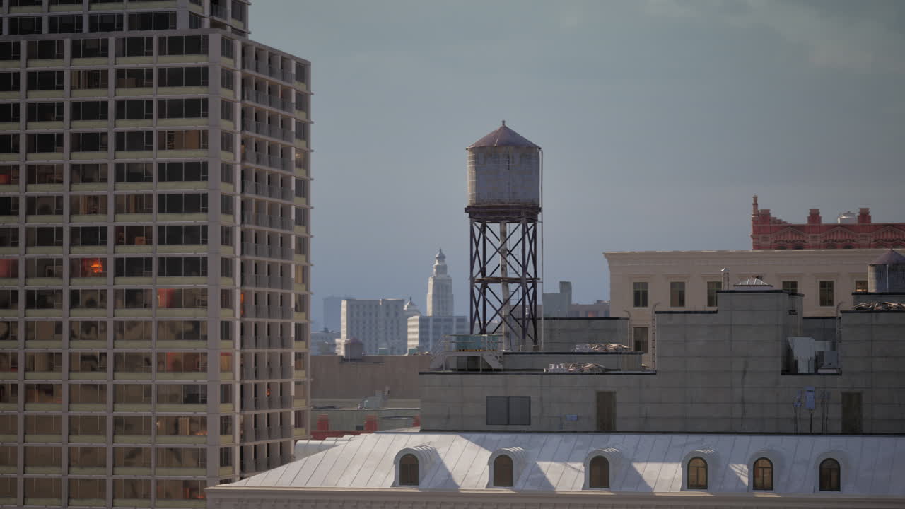 una torre de agua en una ciudad