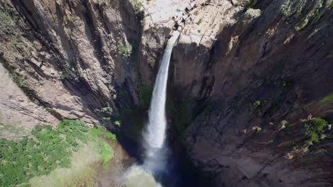 Toma-Aérea-Inclinada-Hacia-Abajo-De-La-Cascada-Basaseachi-En-El-Cañón-Candamena,-Chihuahua