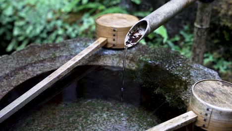 Fuente-De-Agua-Japonesa-Con-Cucharones-De-Bambú-Apoyados-En-Un-Costado.