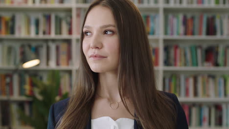 Retrato-De-Una-Joven-Hermosa-Mujer-Parada-En-La-Biblioteca-Estudiante-Girando-La-Cabeza-Mirando-La-Cámara-Estudio-Aprendiendo