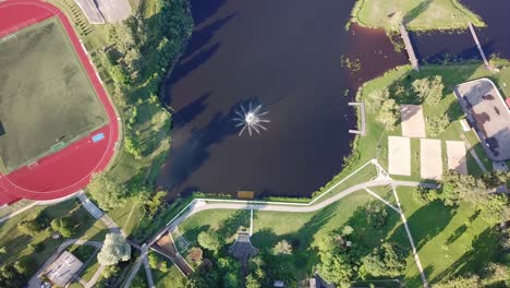 Antenne-Von-Oben-Nach-Unten-Auf-Park-Mit-See-Und-Springbrunnen---Selbstisolierungs-Erholungskomplex