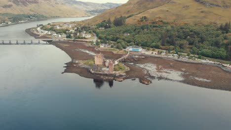 tiro de drone del castillo medieval de eilean donan medieval en escocia