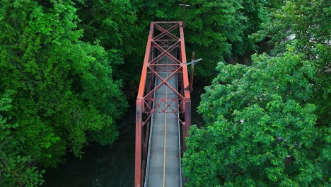 Luftaufnahme-Einer-Malerischen-Aussicht-über-Eine-Brücke-Im-üppigen-Wald-Und-Dem-Fließenden-Cedar-River-Im-Bundesstaat-Washington