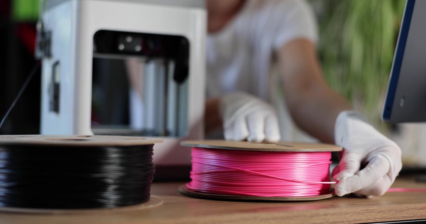 Lage levende 3D-utskrifter med fargerikt filament i et livlig verkstedmiljø