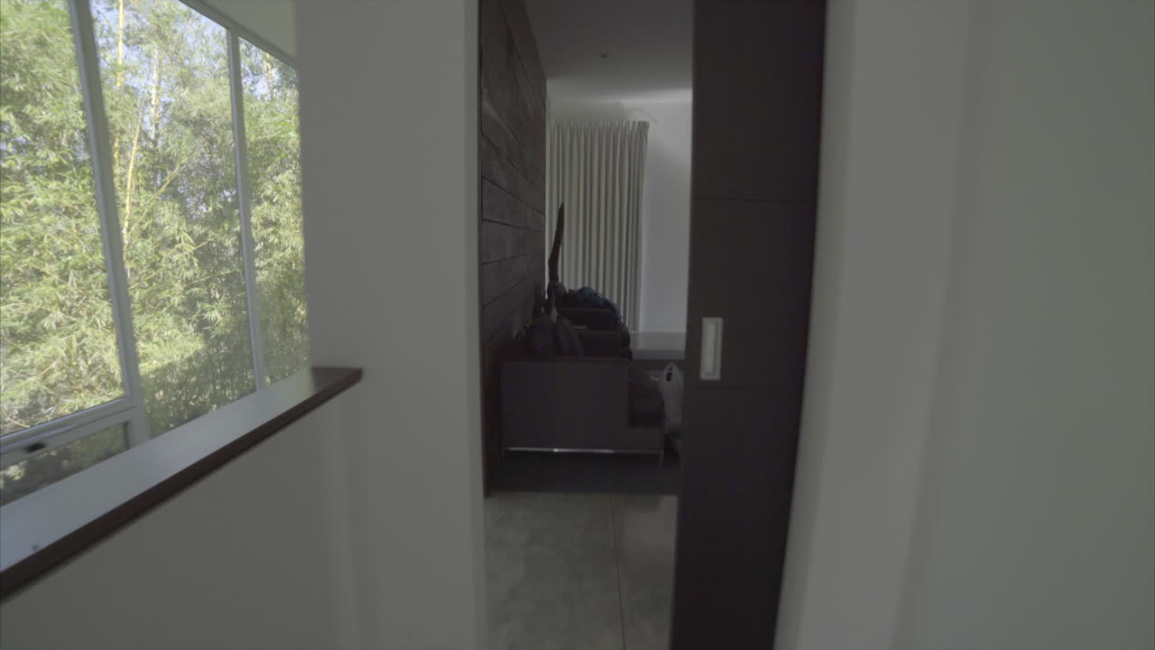 disparo constante que atraviesa la casa hasta el dormitorio