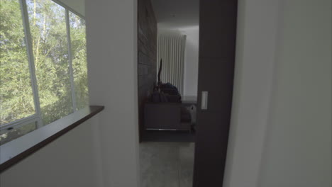 disparo constante que atraviesa la casa hasta el dormitorio