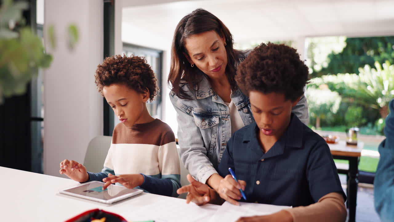 madre ayudando a sus hijos con los deberes