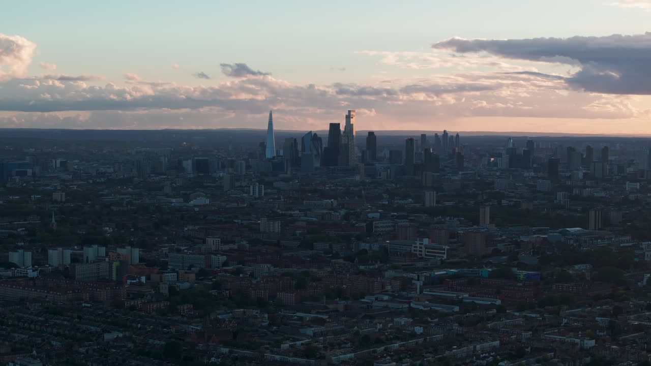 tomada aérea de la ciudad de londres, racimo de rascacielos, noche nublada.