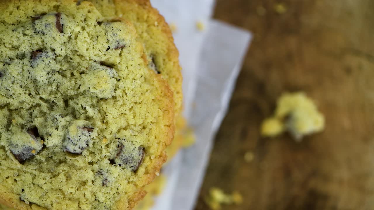 Biscotti con gocce di cioccolato su un piatto rotante (loop continuo)