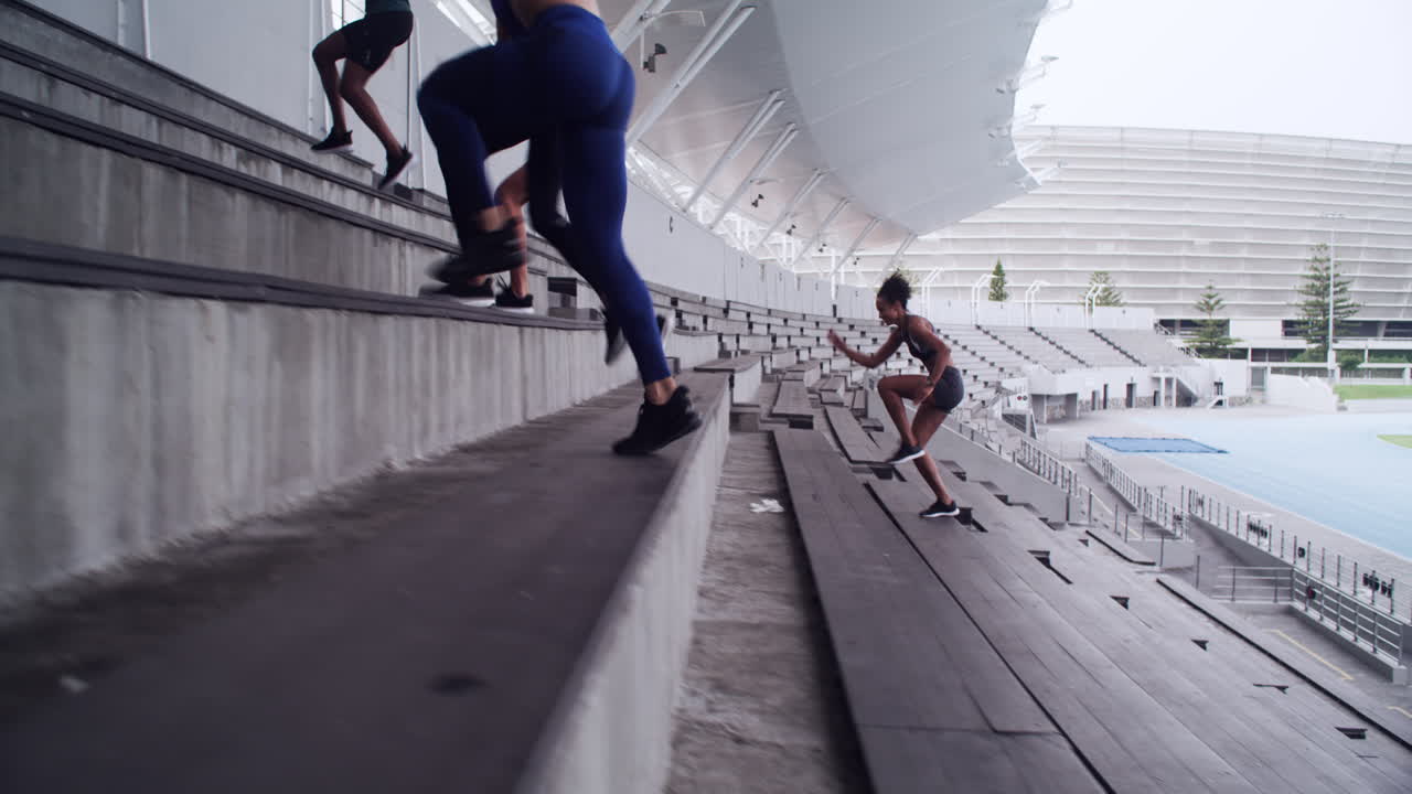 경기장 계단 에서 훈련 하는 다양한 운동 선수 들 의 그룹