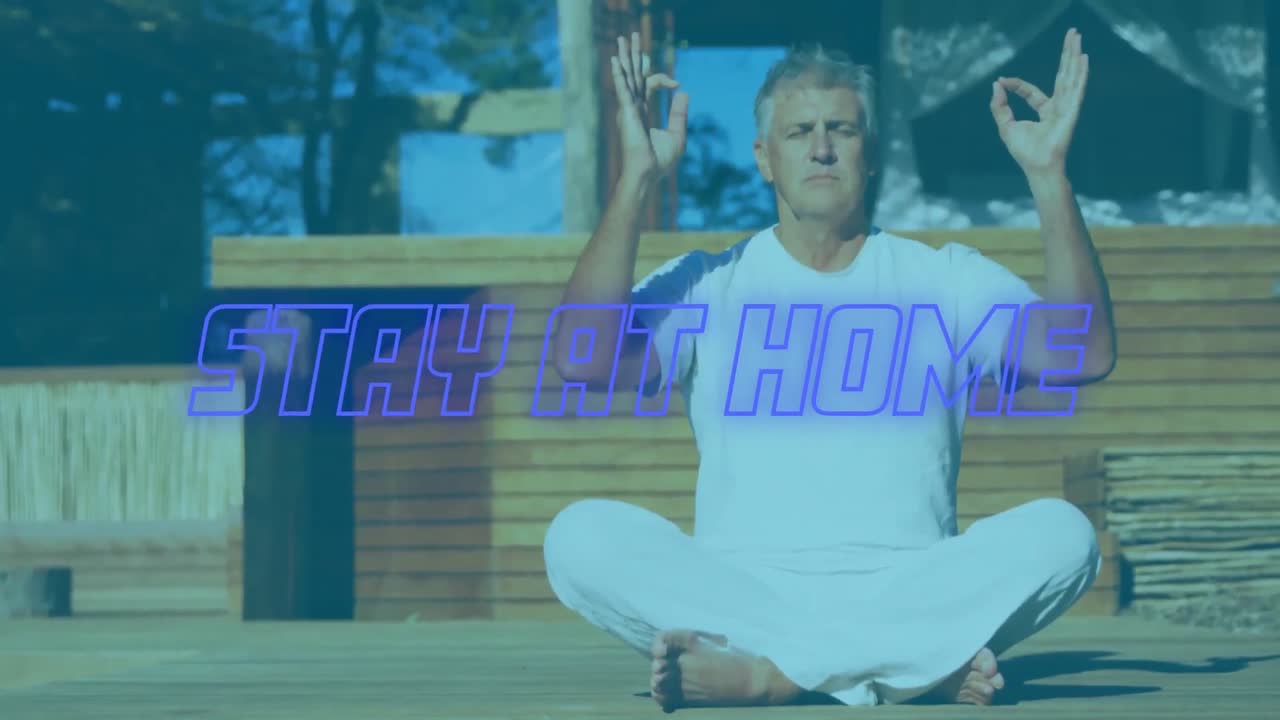animación de palabras de neón azul quedarse en casa sobre el hombre caucásico meditando