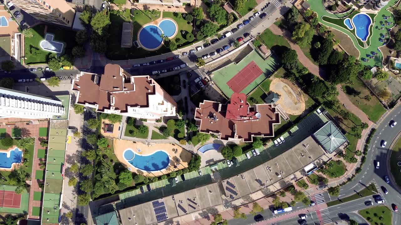 스페인 남부의 드론 관점에서 베니도름 도시 풍경과 해양 풍경의 항공 사진