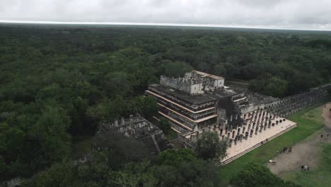 aeriel volando sobre las viejas ruinas de chichen itza drone jungla de méxico