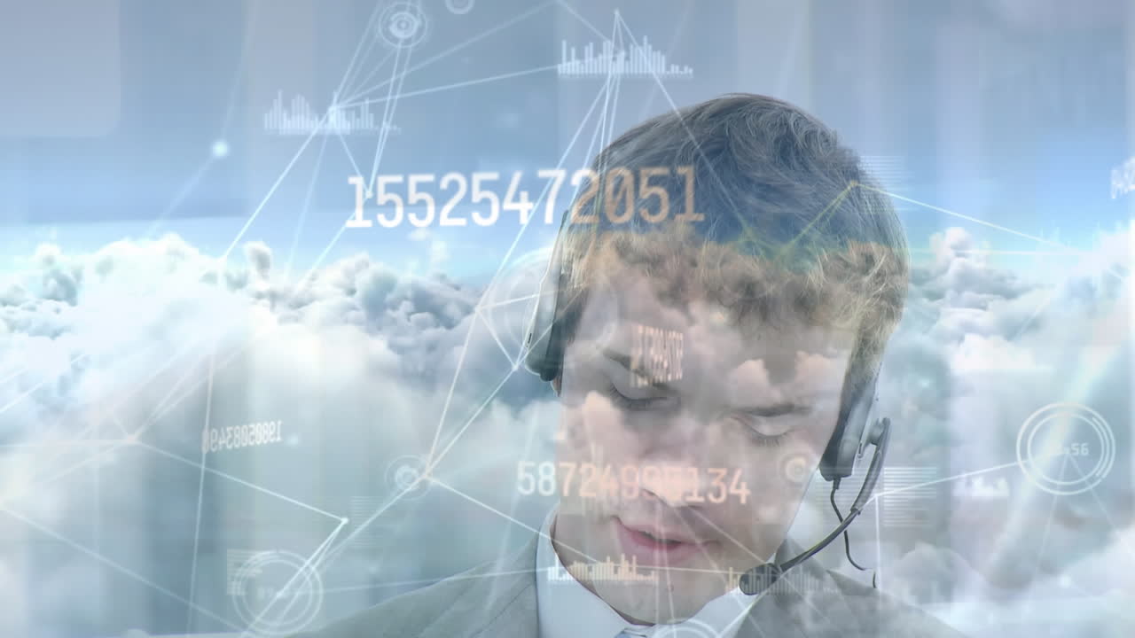 анимация обработки данных и сетей соединений через бизнесмена, носящего телефонные наушники