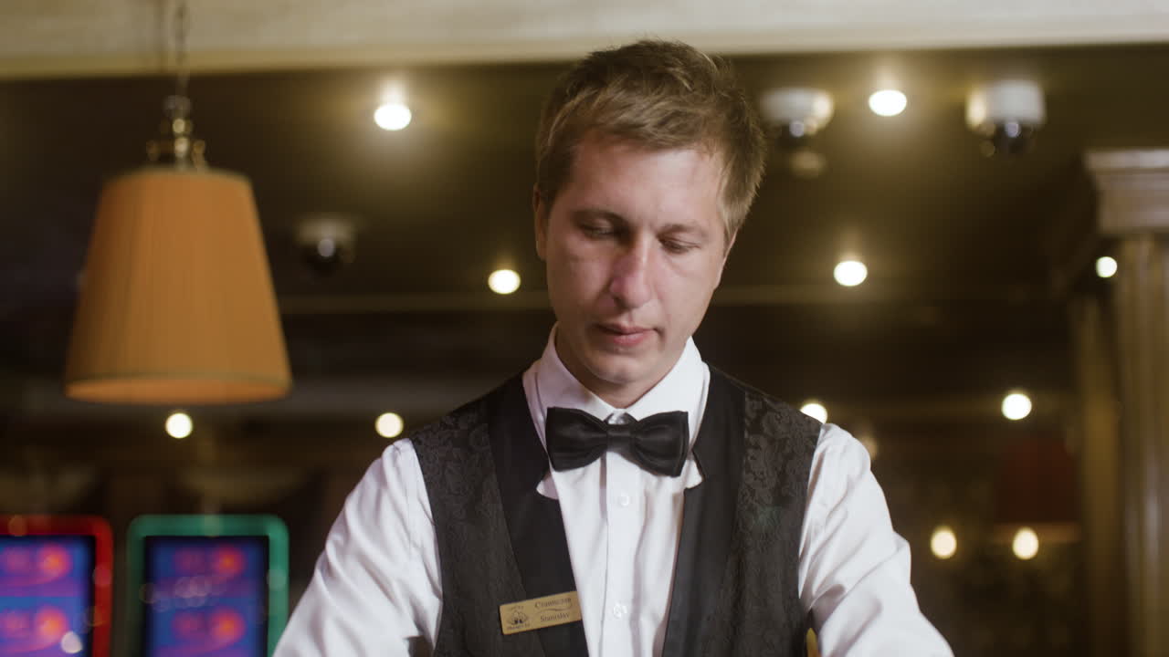 포커 테이블에서 카드를 다루는 크루피어.