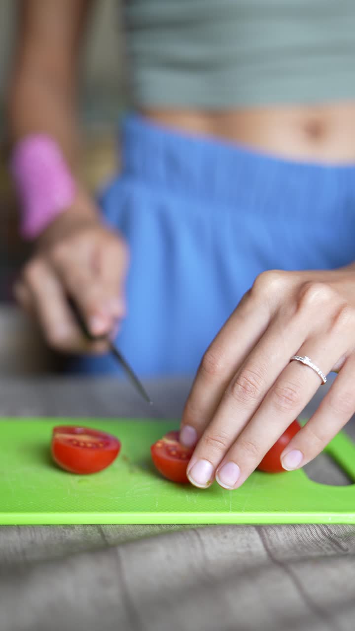 mujer cortando tomates