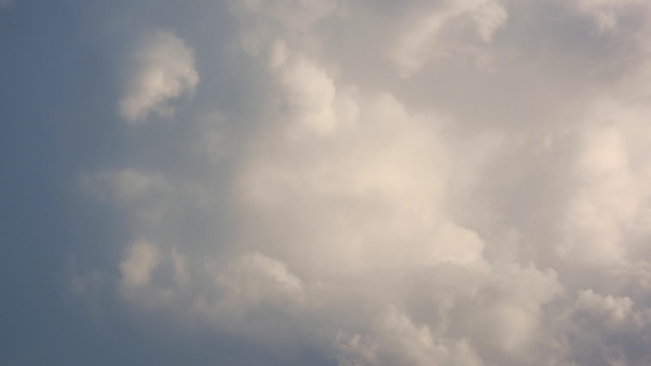 hermosas nubes gruesas moviéndose a través del cielo