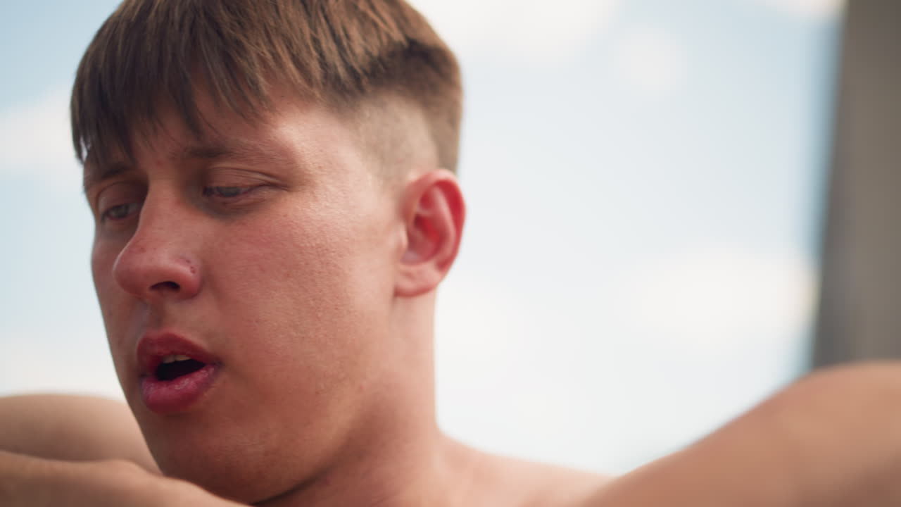 지친 운동선수가 야외에서 힘들어하고 있어요. 기진맥진한 사람이 격렬한 야외 훈련 세션 후 피로를 드러내고, 햇빛이 비치는 체육관 장면은 힘든 신체 활동 후 탈진 증세를 보이는 남성을 포착합니다.