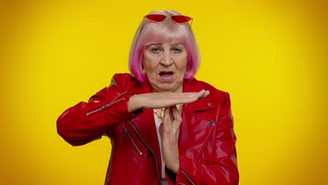 anciana rocker elegante abuela mujer con cabello rosado mostrando el tiempo de salida gesto, límite o señal de parada