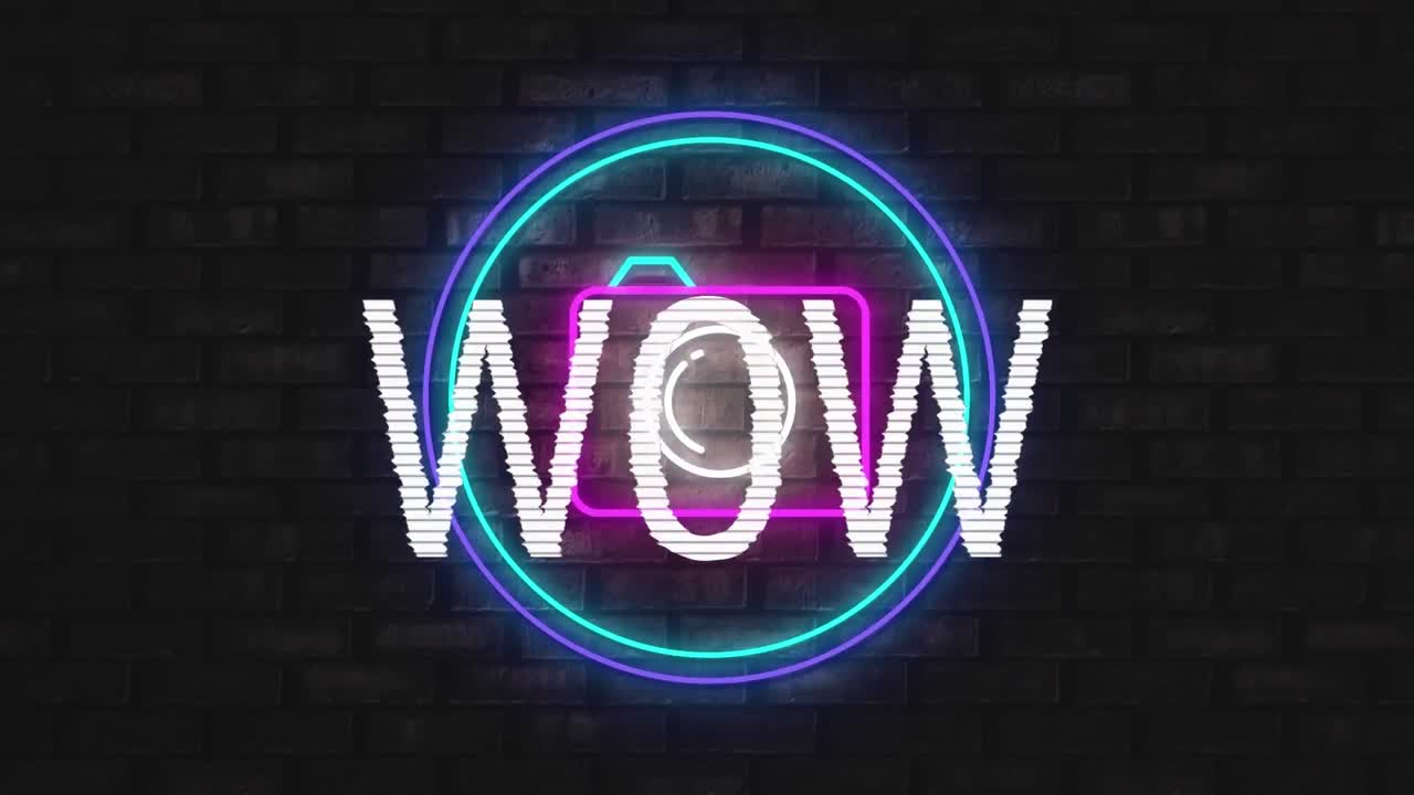 벽돌 벽 배경에  ⁇ 박이는 네온과 카메라 아이콘과 함께 와우 텍스트의 애니메이션