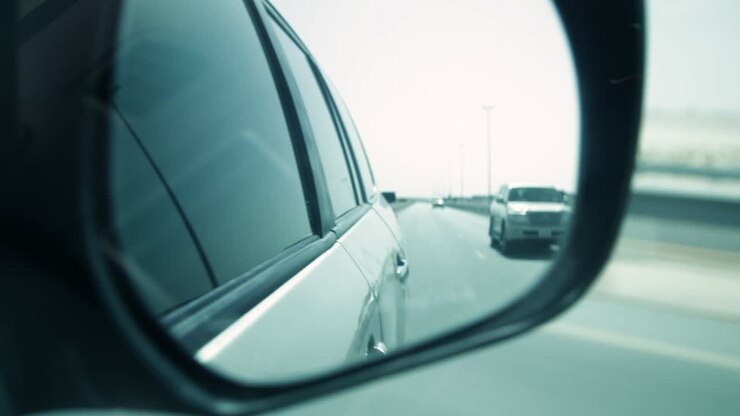 Vista dallo specchietto laterale dell'auto sull'autostrada