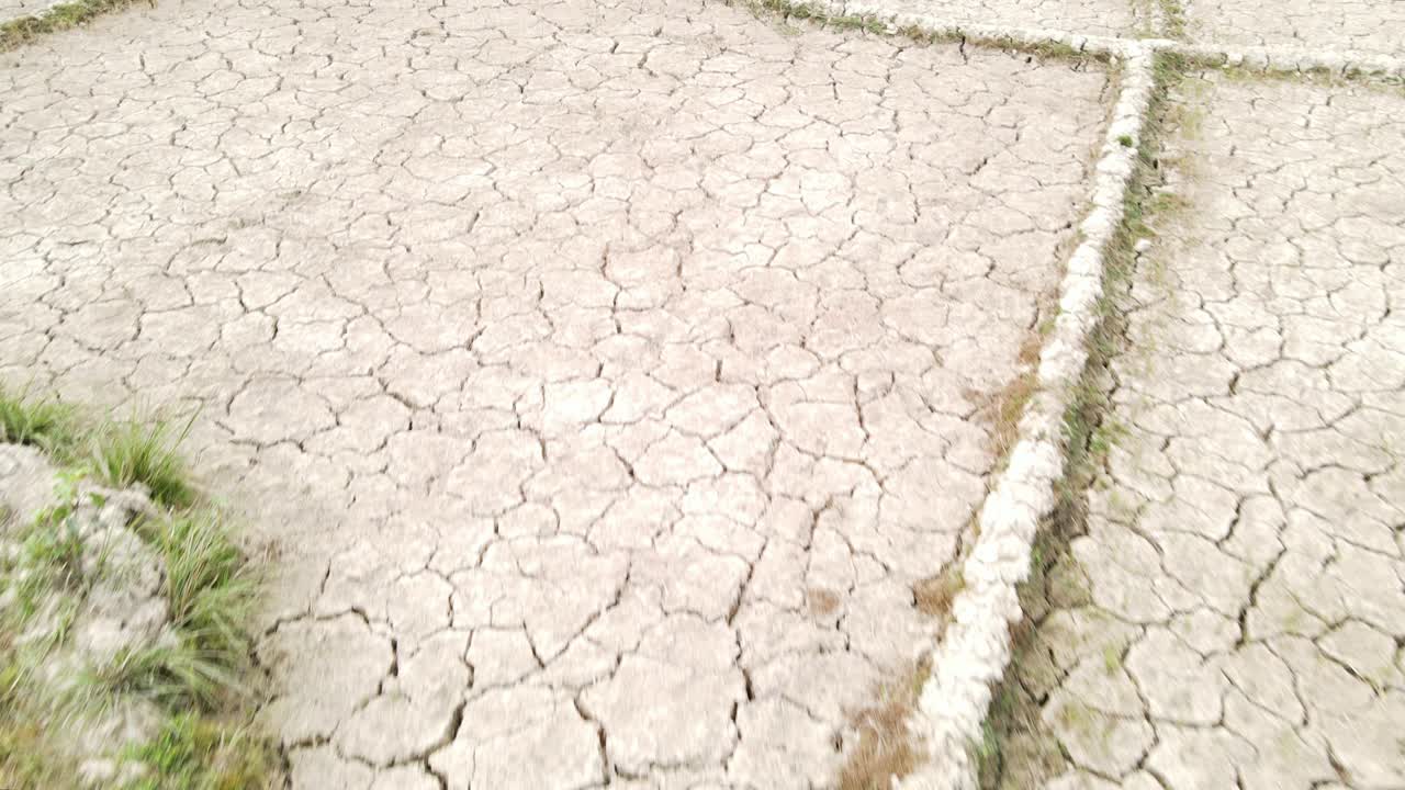 금이 간 땅이 있는 마른 저수지, 공중 낮은 각도 전망