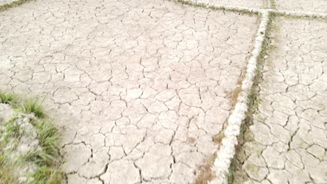 depósitos de agua seca con tierra agrietada, vista aérea de ángulo bajo