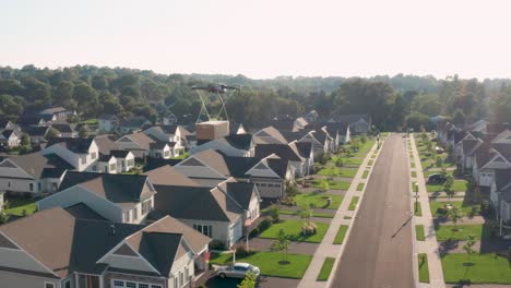 drone entrega paquete a barrio residencial