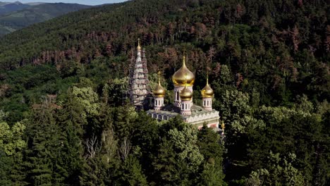 Andamios-Alrededor-De-La-Iglesia-Conmemorativa-De-Shipka-En-Medio-De-Un-Denso-Bosque-De-La-Cordillera-De-Los-Balcanes-Bulgaria