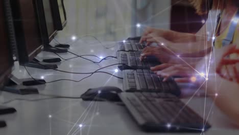 animación de la red de conexiones entre diversos grupos de escolares que utilizan computadoras