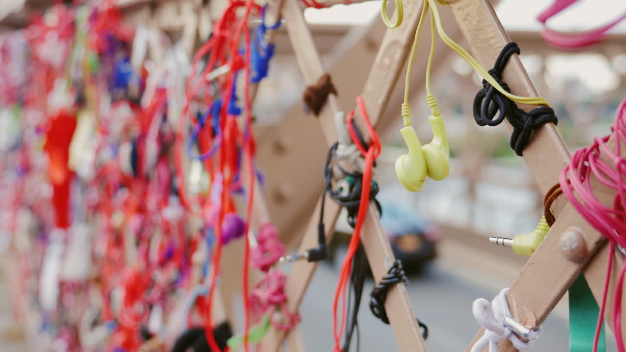 muchos auriculares en la baranda del puente de brooklyn