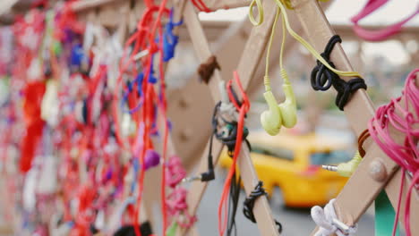 muchos auriculares en la baranda del puente de brooklyn