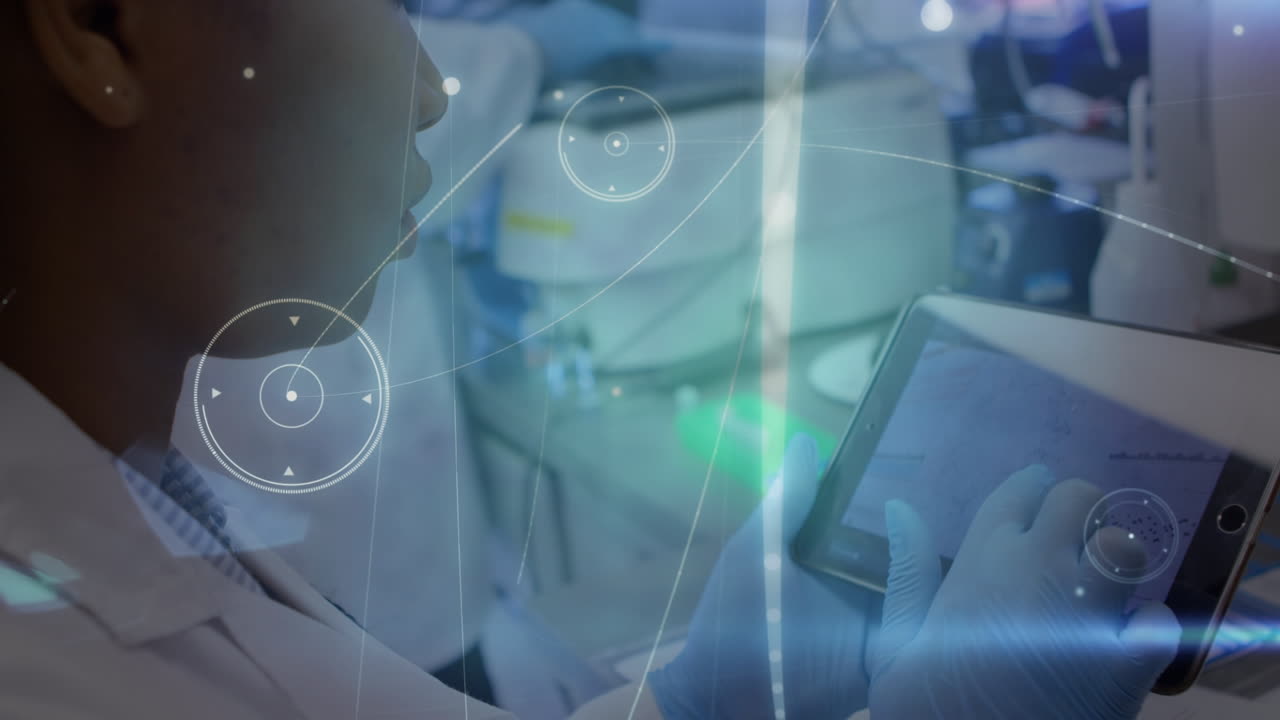 animación de la red de conexiones a través de una trabajadora de laboratorio biracial usando una tableta