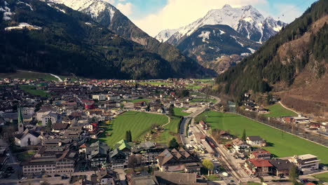 pintoresco pueblo en los alpes