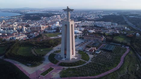 vuelo de drones a gran altura sobre cristo rei en lisboa portugal un monumento religioso