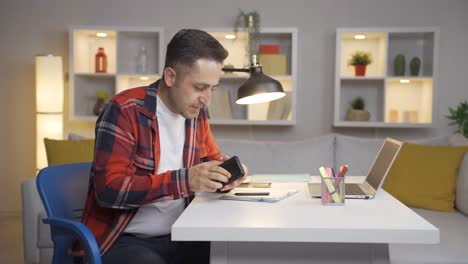 hombre hambriento sosteniendo su estómago. no tiene dinero